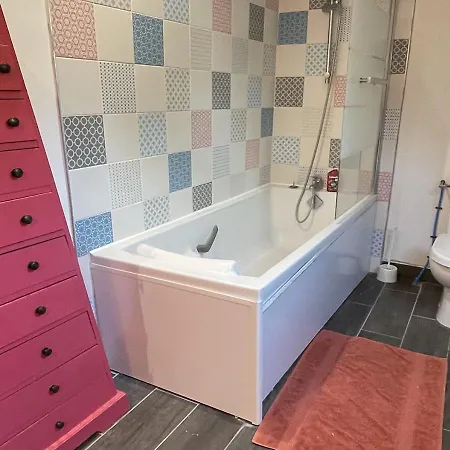 Avec Salle D'eau Privative - 2 Entrees Circuit Des 24h - Piscine-sauna-jacuzzi Séjour chez l'habitant